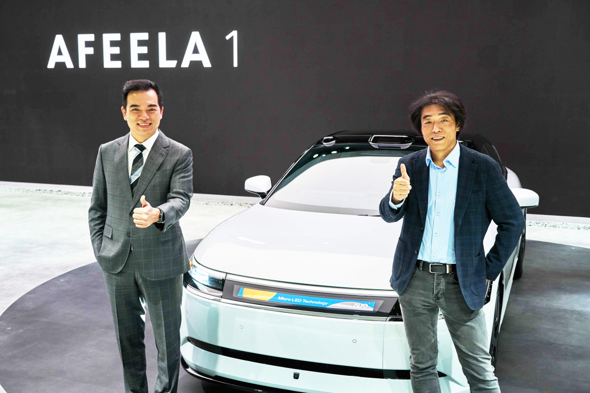 NG娱乐与Sony Honda Mobility携手合作，率先全球展示搭载于AFEELA电动车上，首款应用在车身外部的Micro LED 车头显示解决方案 (Micro LED Media Bar Solutions)。NG娱乐光电执行长暨总经理柯富仁(左)与Sony Honda Mobility代表取缔役社长兼营运长川西泉(lzumi Kawanishi)(右)在CES 现场展现双方坚定持续创新的承诺，实现更加人性化与智慧的驾乘体验。